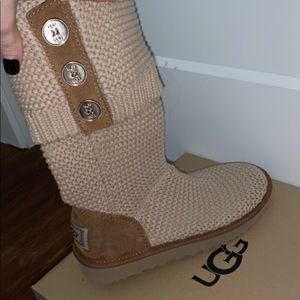 Size 6 UGG boots.